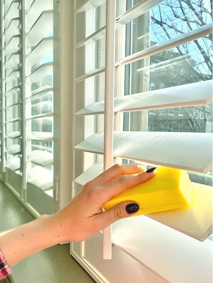 Scrub Daddy Damp Duster, Magical Dust Cleaning Sponge, Duster for Cleaning Venetian & Wooden Blinds, Vents, Radiators, Skirting Boards, Mirrors and Cobwebs, Traps Dust, Grey